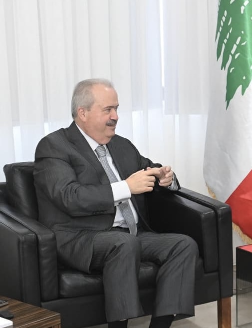 وزير المالية اللبناني يوقّع مشروع مرسوم لإلغاء زيادة الرسوم على مستوردات الصناعيين